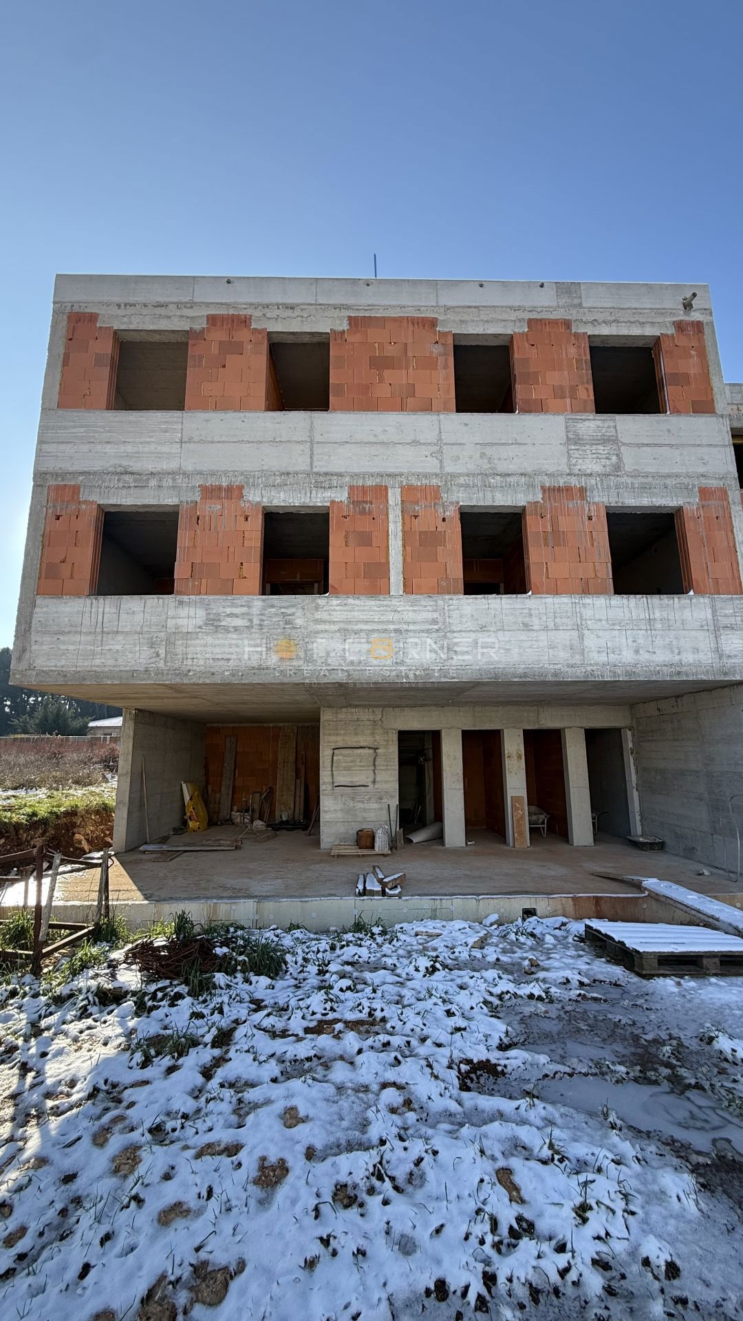 Nuova costruzione di alta qualità a Pola, appartamento al piano terra con giardino e parcheggio!