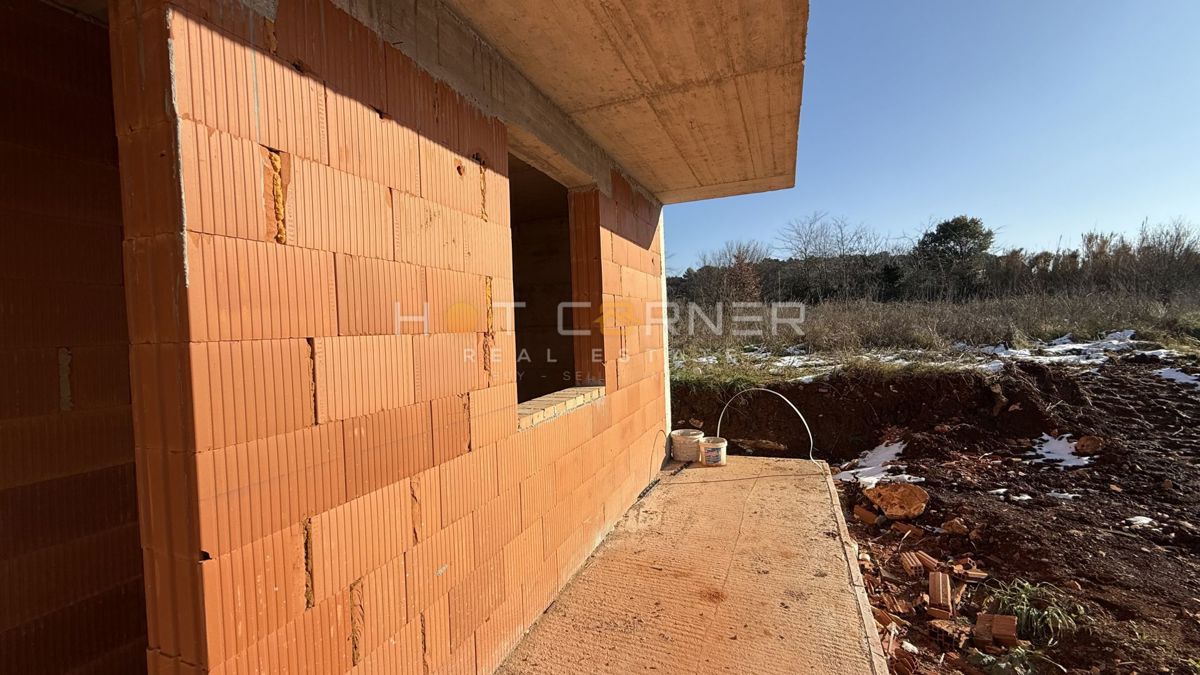 Nuova costruzione di alta qualità a Pola, appartamento al piano terra con giardino e parcheggio!