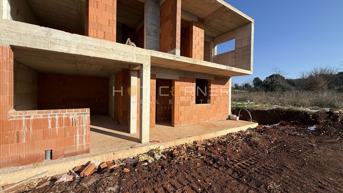 Nuova costruzione di alta qualità a Pola, appartamento al piano terra con giardino e parcheggio!