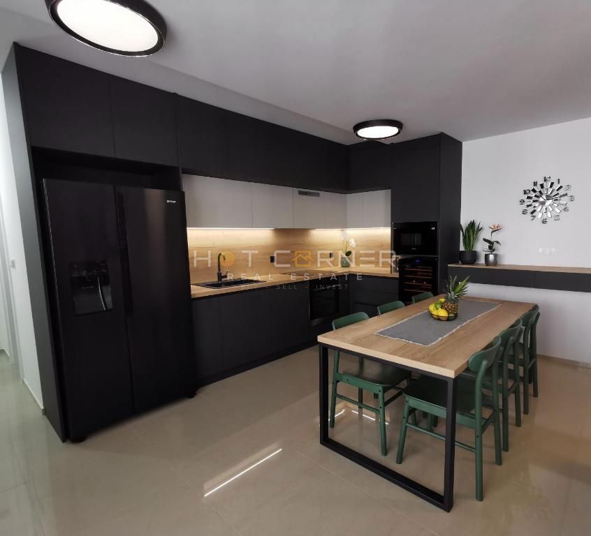 Banjole, direttamente sopra la spiaggia, penthouse di lusso, vista mare, piscina, ascensore