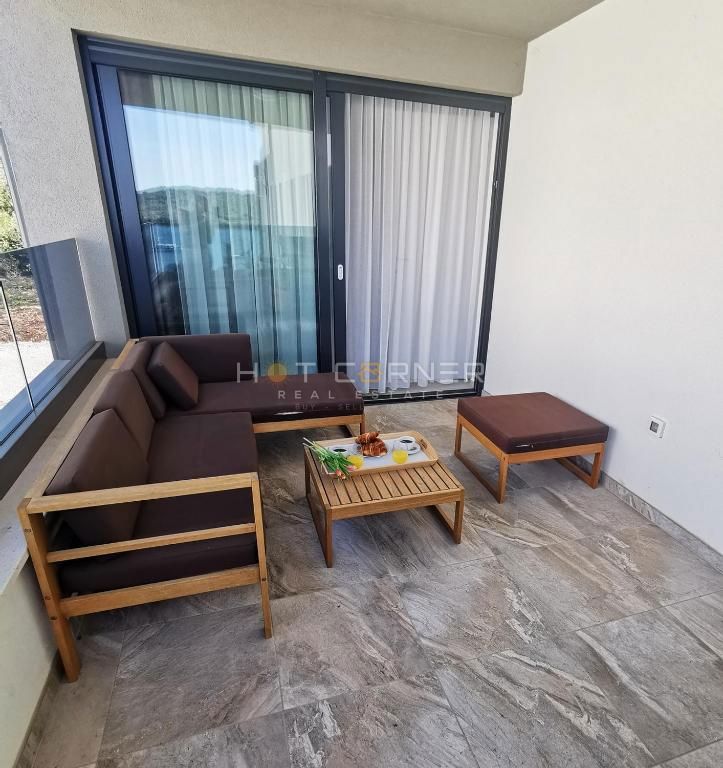 Banjole, direttamente sopra la spiaggia, penthouse di lusso, vista mare, piscina, ascensore