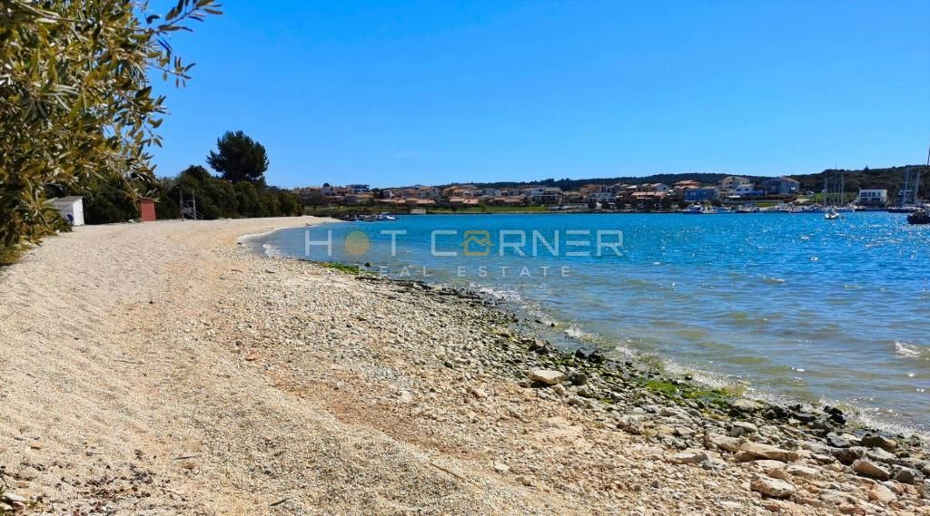 Banjole, direttamente sopra la spiaggia, penthouse di lusso, vista mare, piscina, ascensore