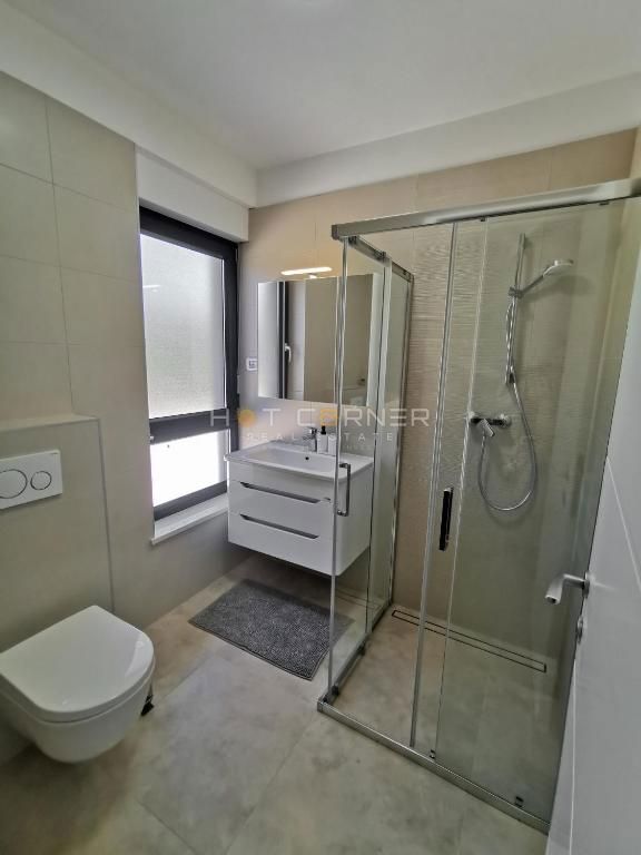 Banjole, direttamente sopra la spiaggia, penthouse di lusso, vista mare, piscina, ascensore