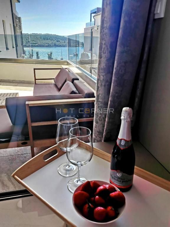 Banjole, direttamente sopra la spiaggia, penthouse di lusso, vista mare, piscina, ascensore