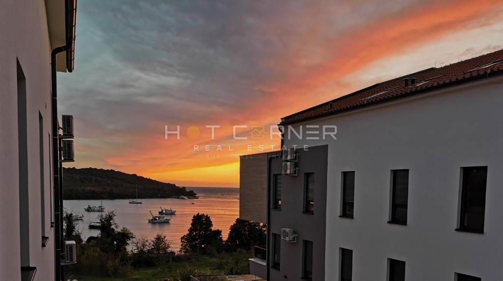 Banjole, direttamente sopra la spiaggia, penthouse di lusso, vista mare, piscina, ascensore