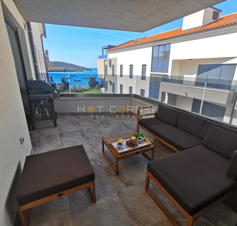 Banjole, direttamente sopra la spiaggia, penthouse di lusso, vista mare, piscina, ascensore
