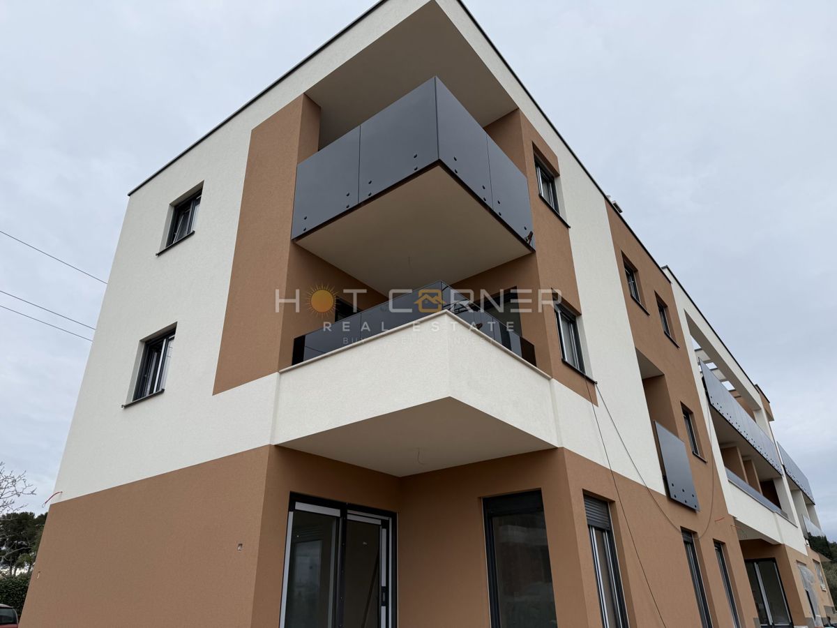 Opportunità, moderno appartamento con 2 camere da letto, 1° piano, vicino a Pula City Mall, disponibile dal 06/2026.