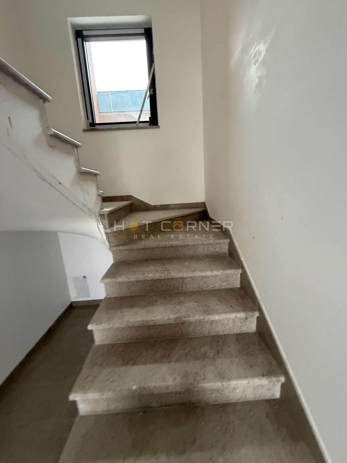 Opportunità, moderno appartamento con 2 camere da letto, 1° piano, vicino a Pula City Mall, disponibile dal 06/2026.