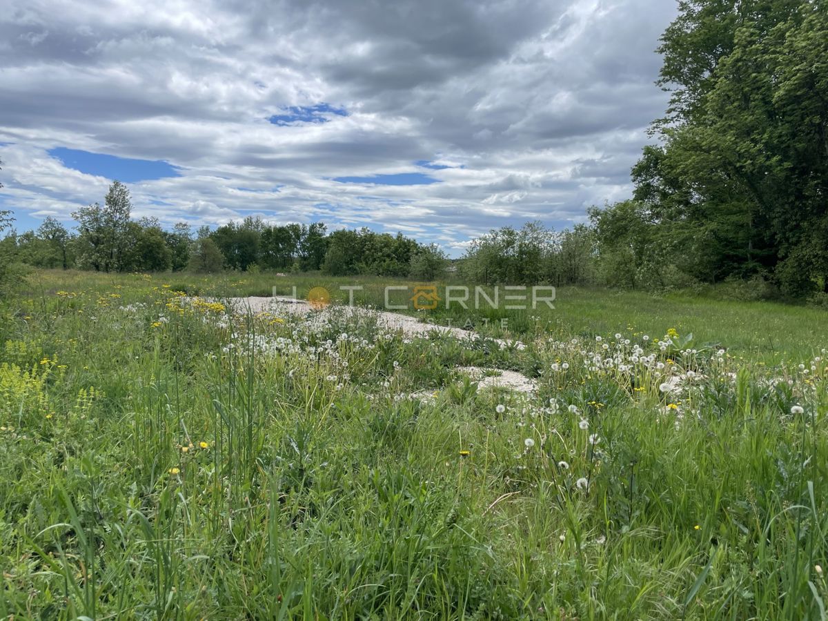 Terreno edificabile Tinjan, 605m2