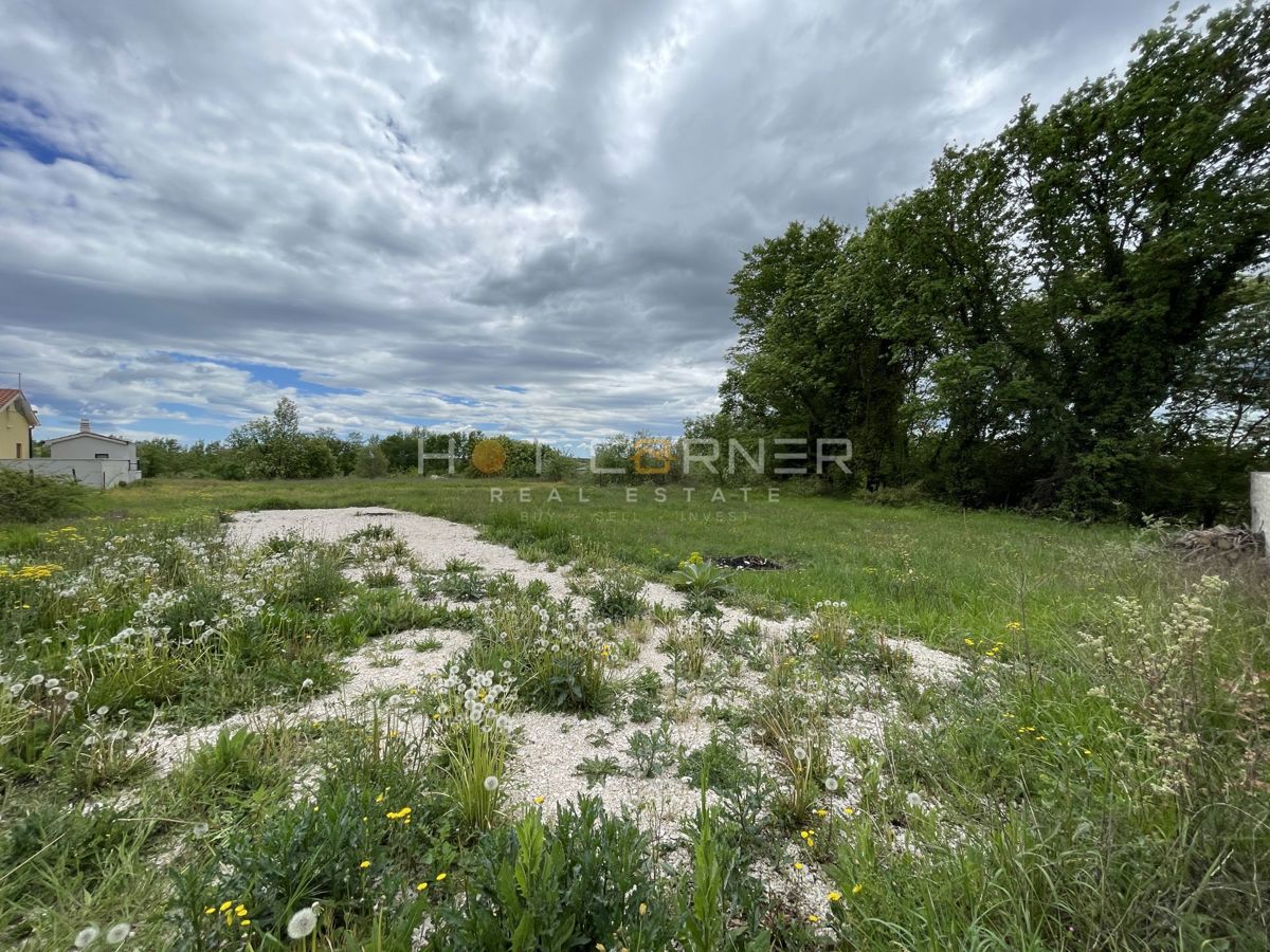 Terreno edificabile Tinjan, 605m2