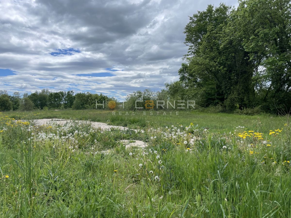 Terreno edificabile Tinjan, 605m2