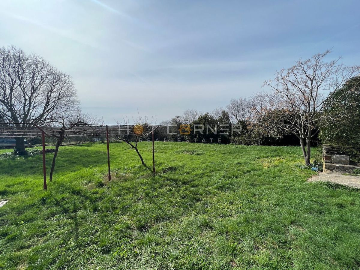 Jadreški,Pula,  terreno edificabile di 2000 m2 con una casa di 40 m2