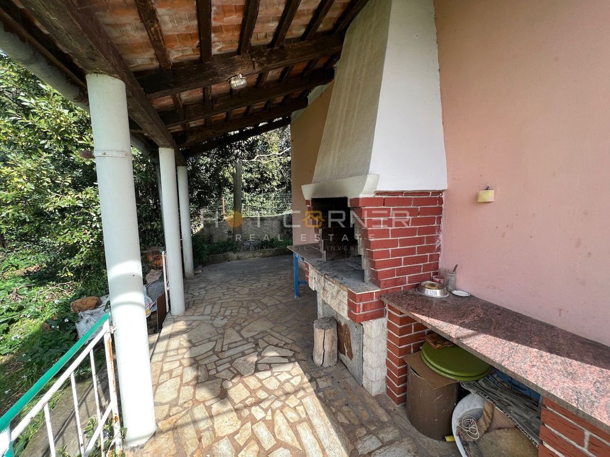 Jadreški,Pula,  terreno edificabile di 2000 m2 con una casa di 40 m2