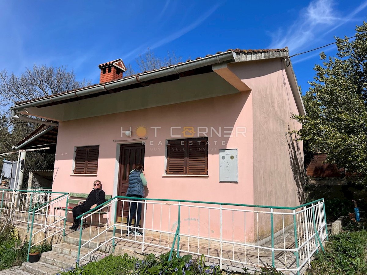 Jadreški,Pula,  terreno edificabile di 2000 m2 con una casa di 40 m2