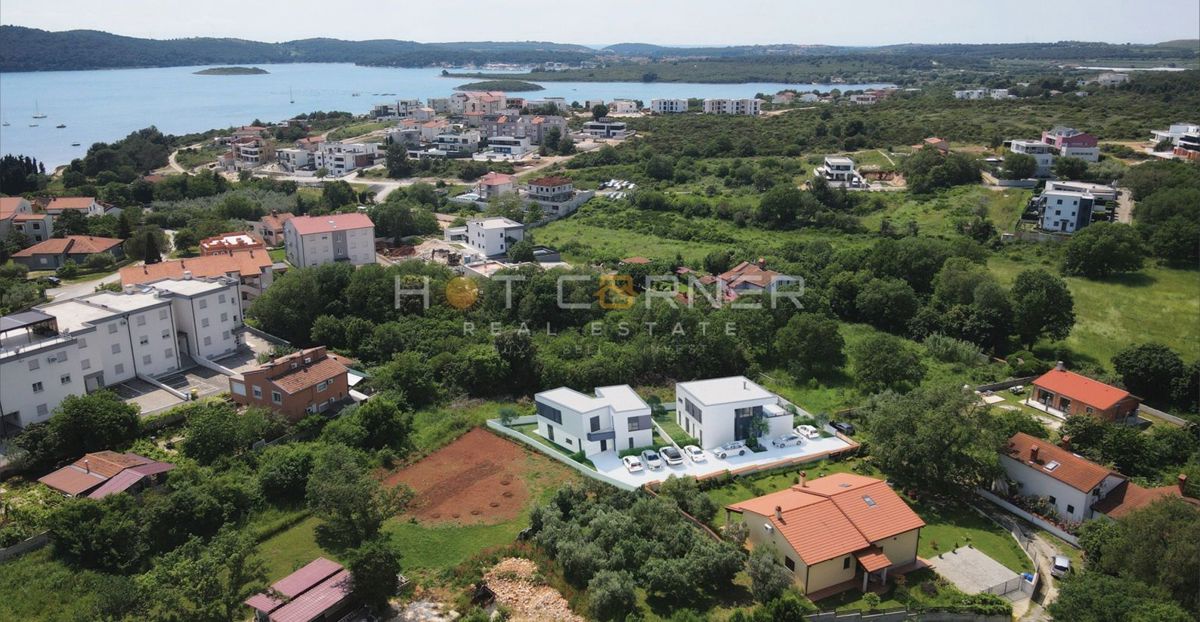 Medulin, 500 m dalla spiaggia, villa al grezzo con 3 appartamenti, vista mare