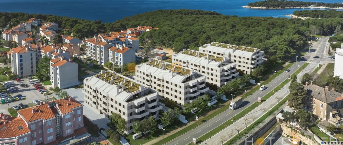 Pola, Sisplac, appartamento di lusso in una posizione esclusiva a 300 m dalla spiaggia, 2 camere, orientamento sud-est, garage