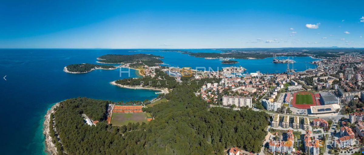 Pola, Sisplac, appartamento di lusso in una posizione esclusiva a 300 m dalla spiaggia, 2 camere, orientamento sud-est, garage