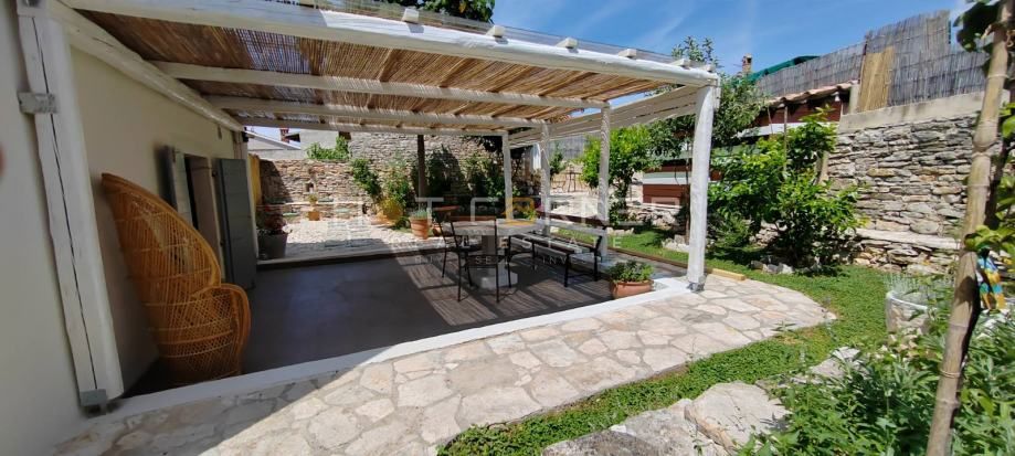 Gallesano, splendida casa in pietra ristrutturata con un bellissimo giardino e piscina