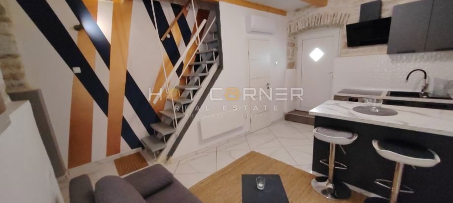 Gallesano, splendida casa in pietra ristrutturata con un bellissimo giardino e piscina