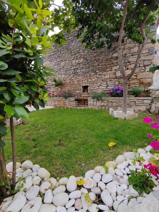 Gallesano, splendida casa in pietra ristrutturata con un bellissimo giardino e piscina