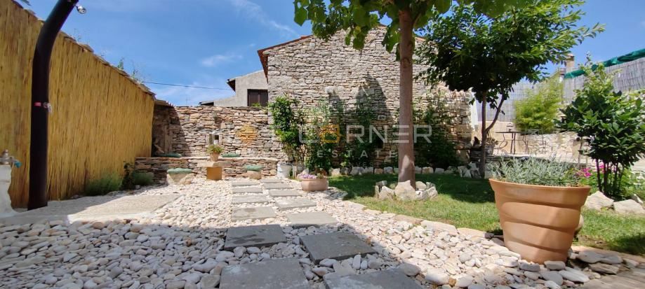 Gallesano, splendida casa in pietra ristrutturata con un bellissimo giardino e piscina