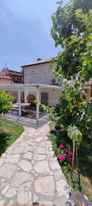 Gallesano, splendida casa in pietra ristrutturata con un bellissimo giardino e piscina