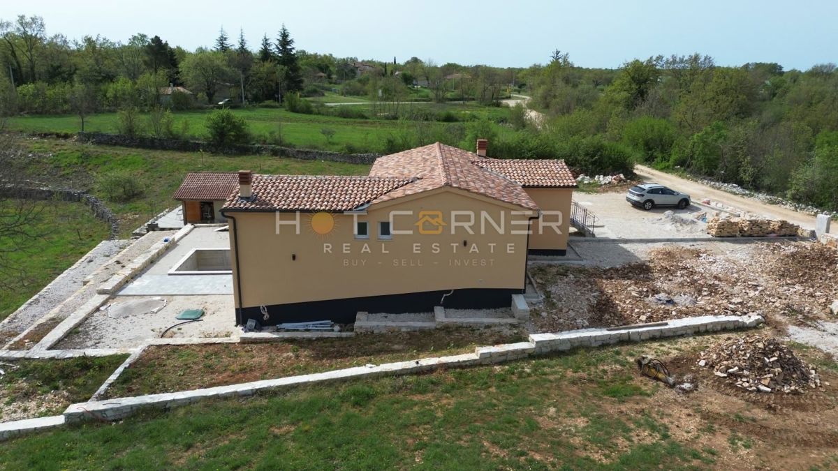 Splendida villa nuova con piscina e proprietà di 9.850 m² in un villaggio idilliaco a 15 min dal mare