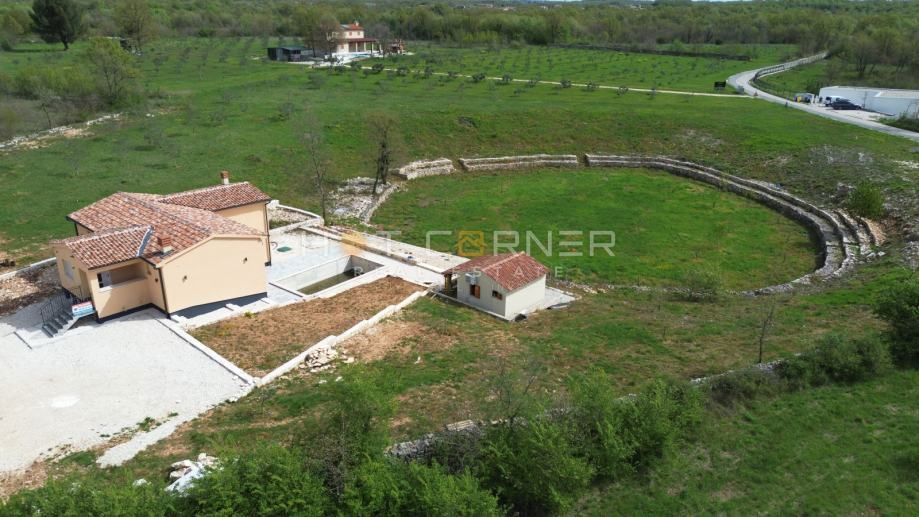 Splendida villa nuova con piscina e proprietà di 9.850 m² in un villaggio idilliaco a 15 min dal mare