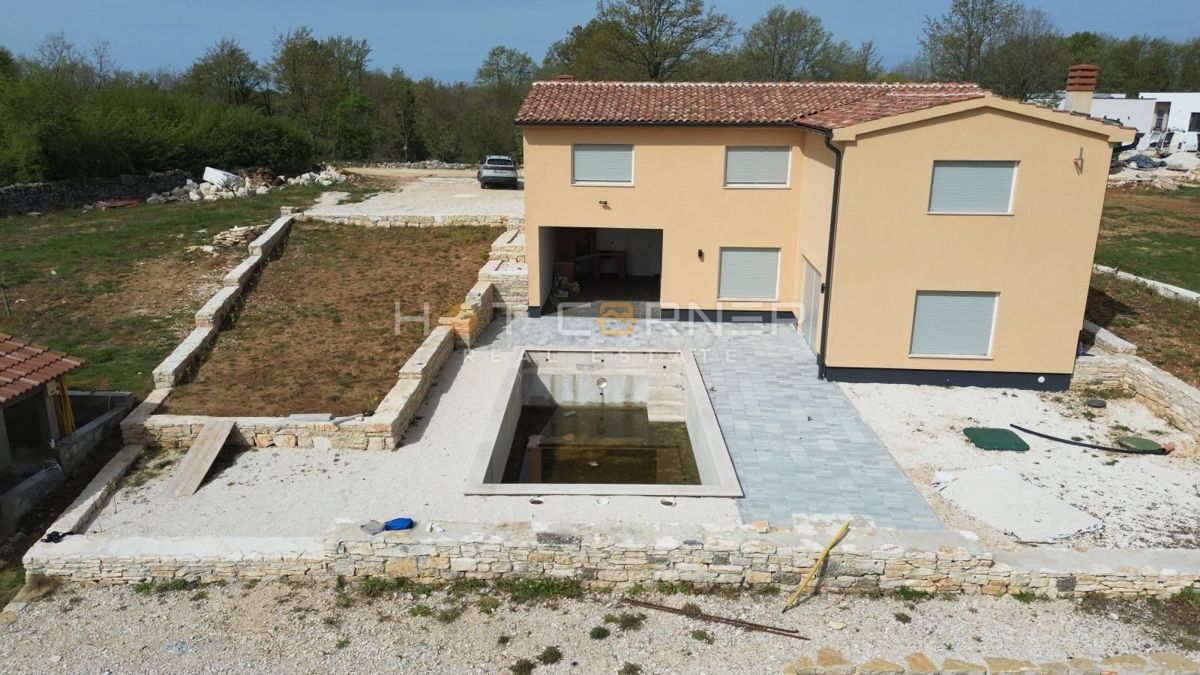 Splendida villa nuova con piscina e proprietà di 9.850 m² in un villaggio idilliaco a 15 min dal mare