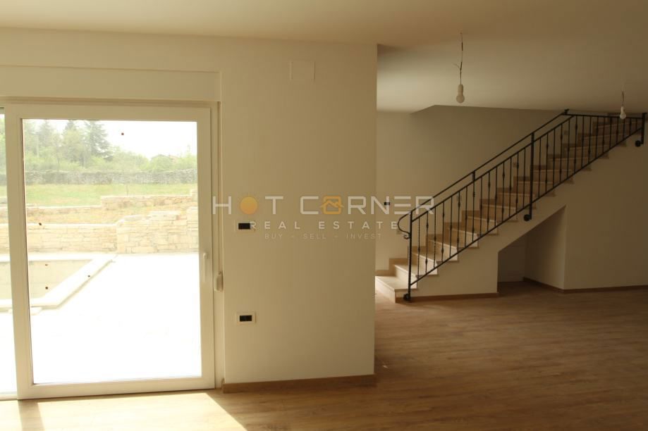 Splendida villa nuova con piscina e proprietà di 9.850 m² in un villaggio idilliaco a 15 min dal mare