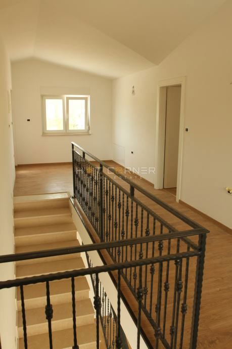 Splendida villa nuova con piscina e proprietà di 9.850 m² in un villaggio idilliaco a 15 min dal mare