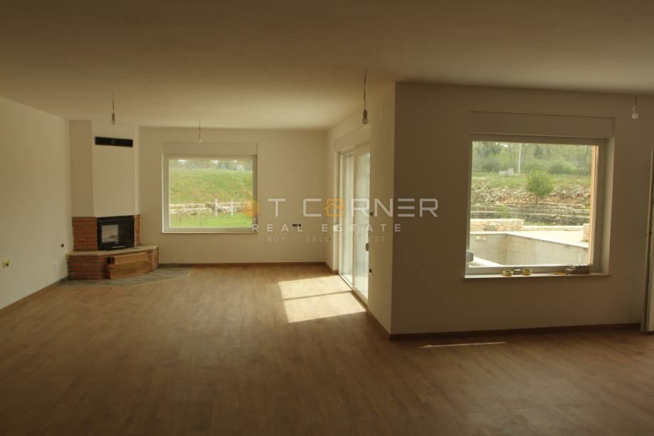 Splendida villa nuova con piscina e proprietà di 9.850 m² in un villaggio idilliaco a 15 min dal mare