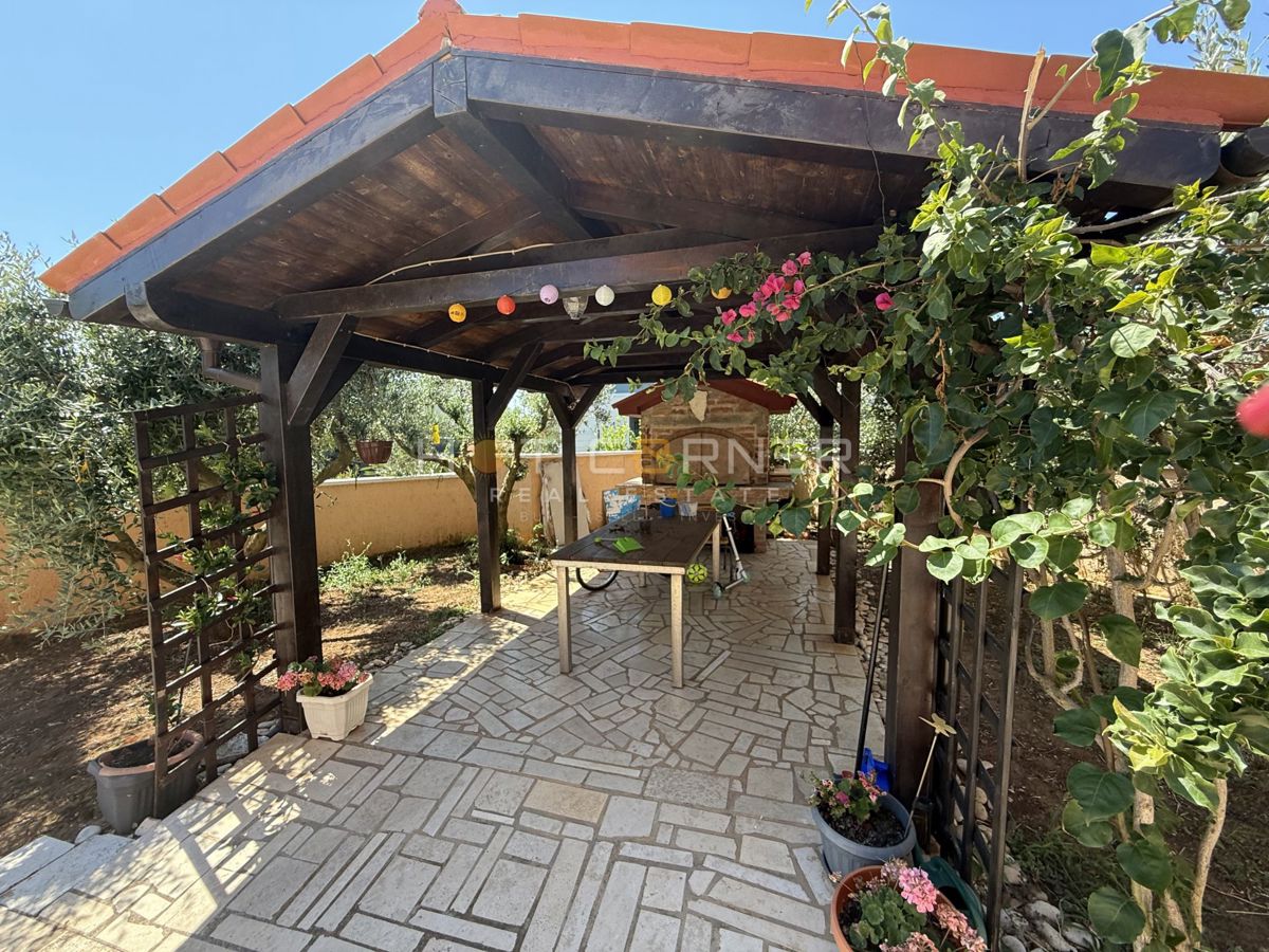 Ližnjan, occasione: appartamento con 2 camere da letto, 1° piano, vista mare + giardino di 100 m²