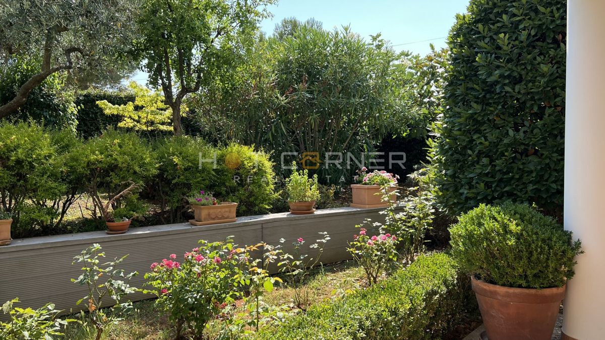 Umago, prima fila sul mare, appartamento al piano terra con giardino e garage