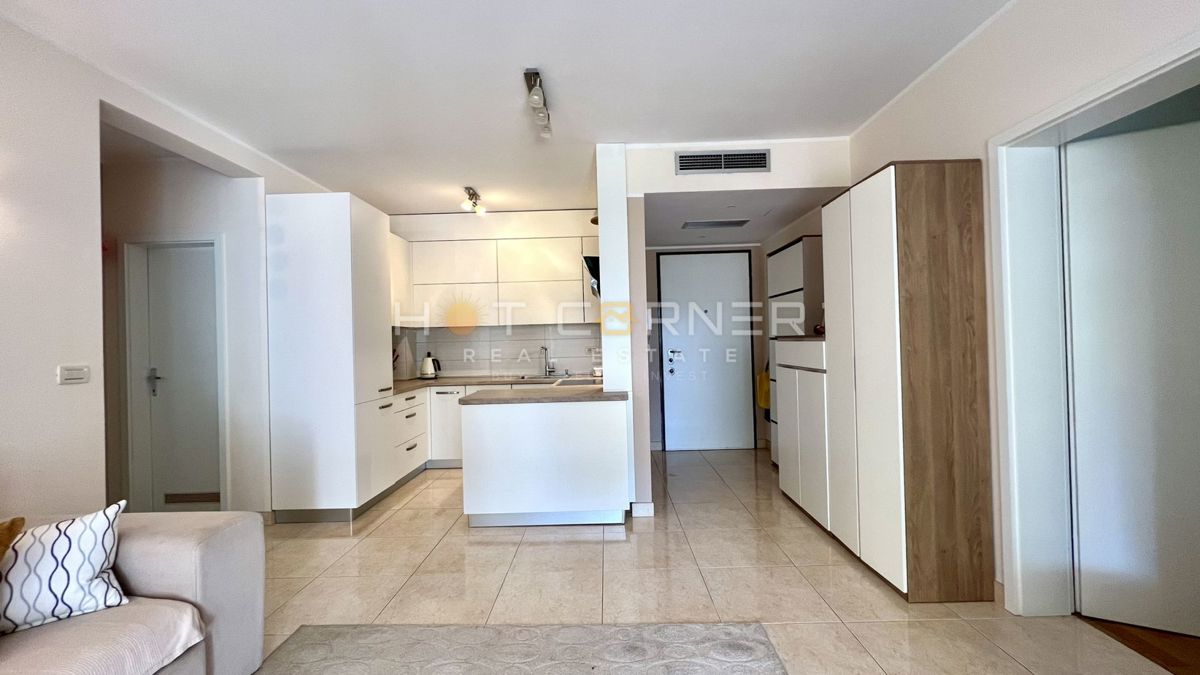 Umago, prima fila sul mare, appartamento al piano terra con giardino e garage