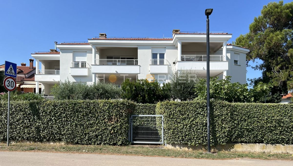 Umago, prima fila sul mare, appartamento al piano terra con giardino e garage