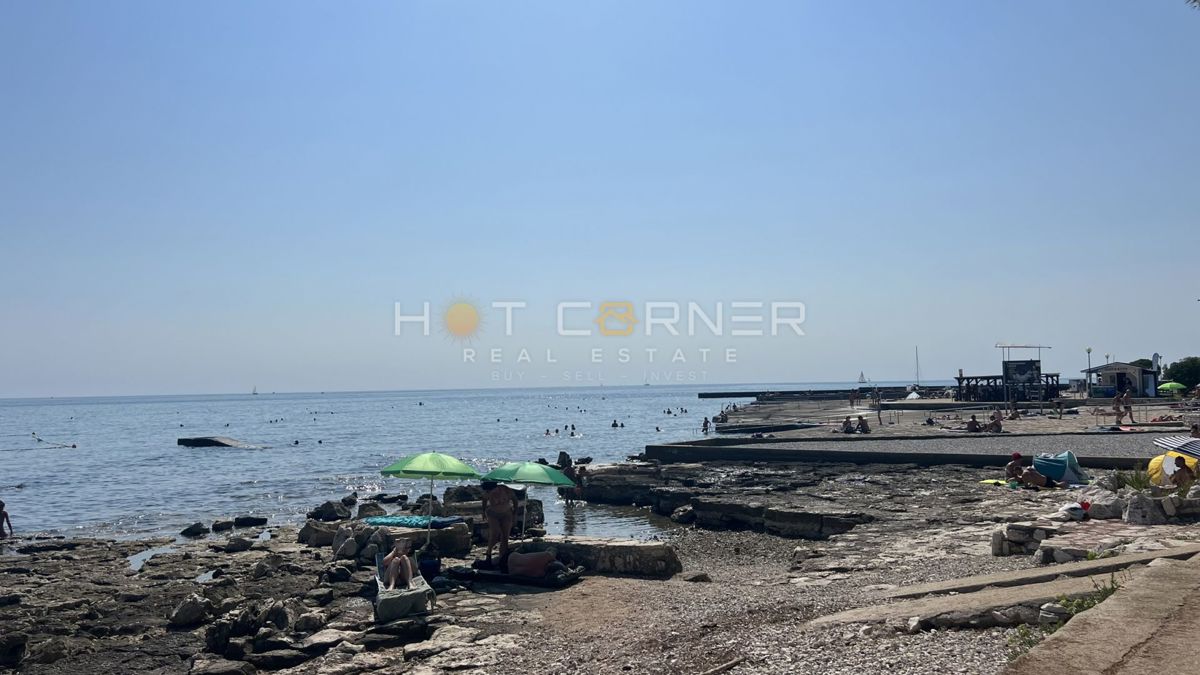 Umago, prima fila sul mare, appartamento al piano terra con giardino e garage