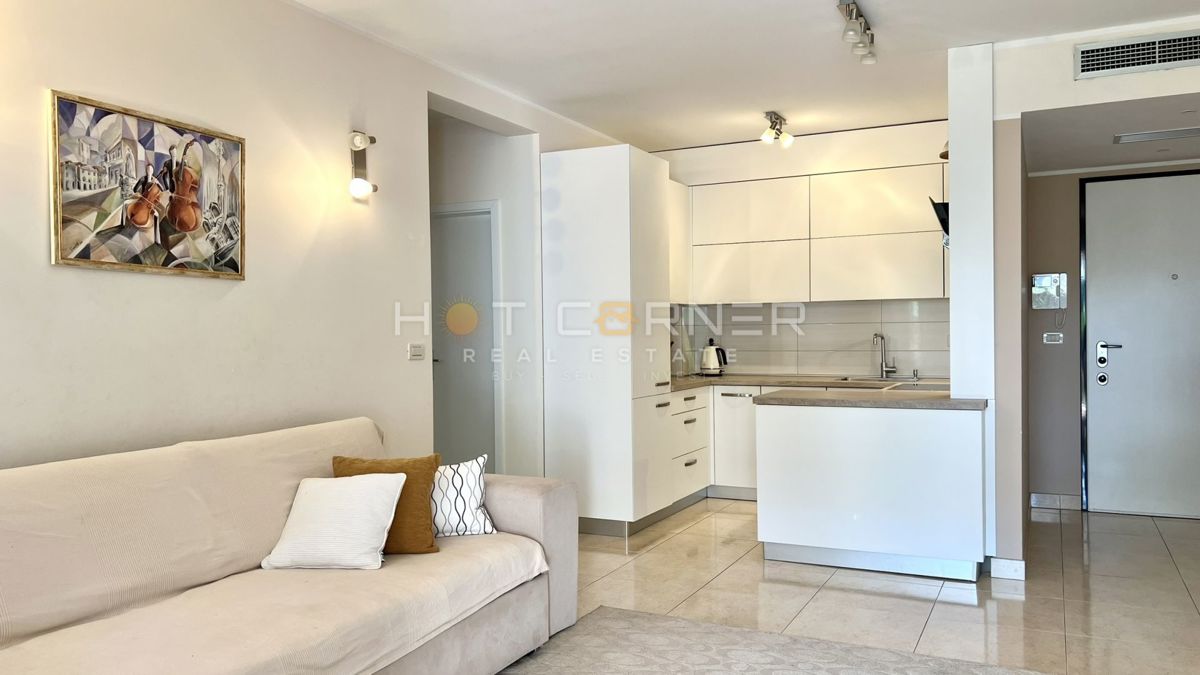 Umago, prima fila sul mare, appartamento al piano terra con giardino e garage