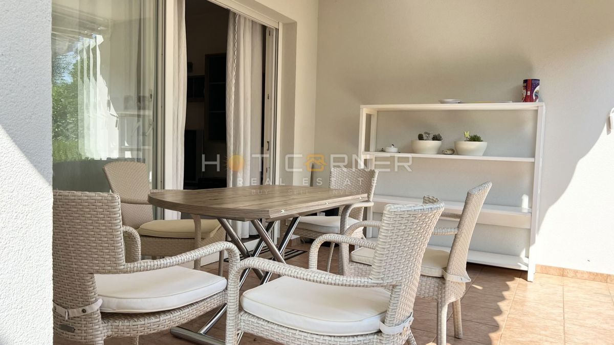 Umago, prima fila sul mare, appartamento al piano terra con giardino e garage