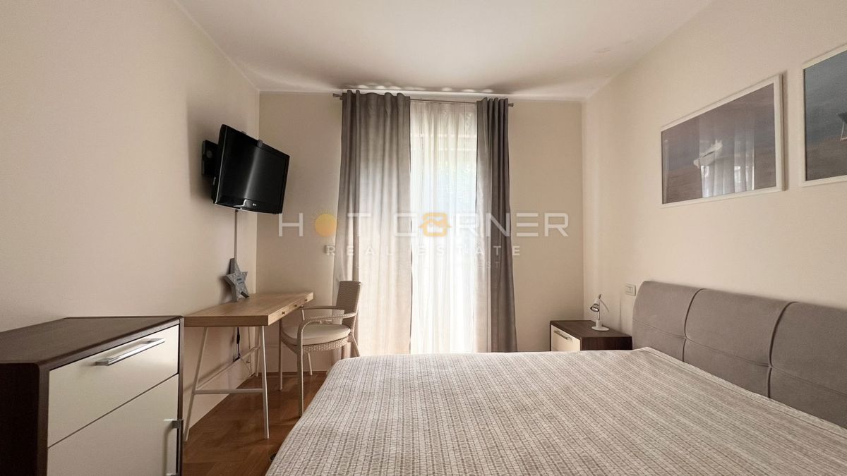 Umago, prima fila sul mare, appartamento al piano terra con giardino e garage