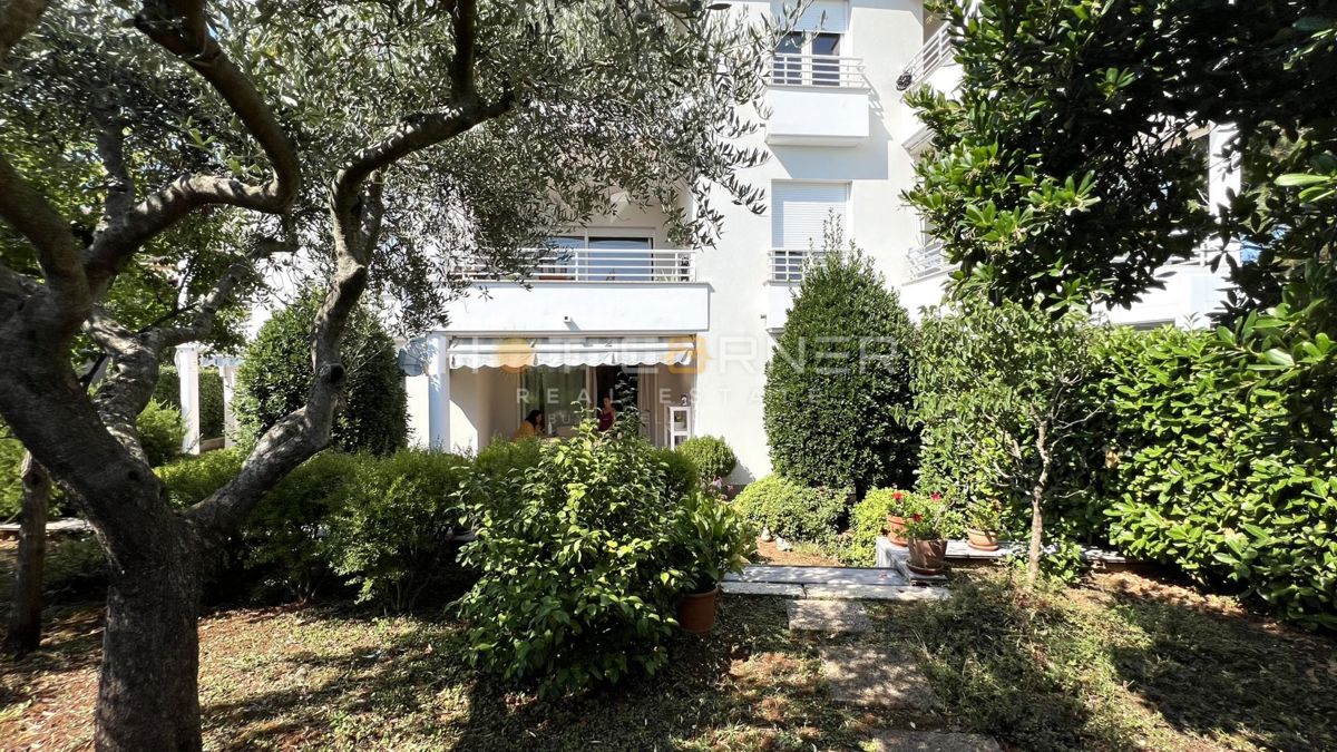 Umago, prima fila sul mare, appartamento al piano terra con giardino e garage