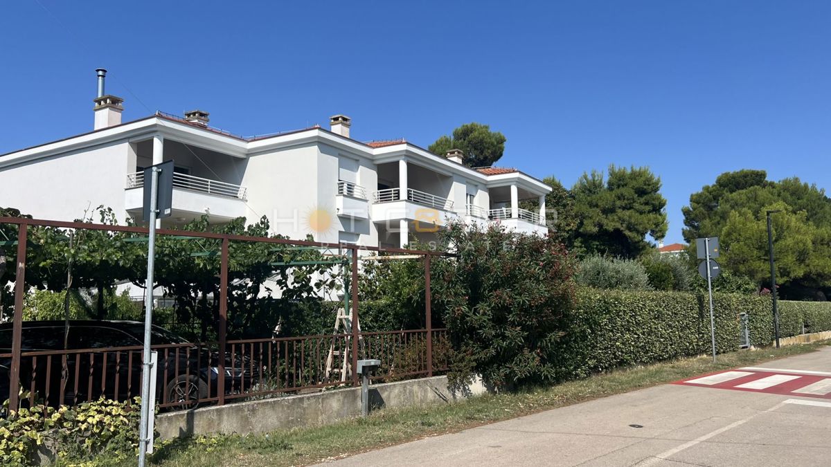 Umago, prima fila sul mare, appartamento al piano terra con giardino e garage