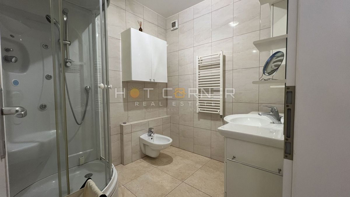 Umago, prima fila sul mare, appartamento al piano terra con giardino e garage