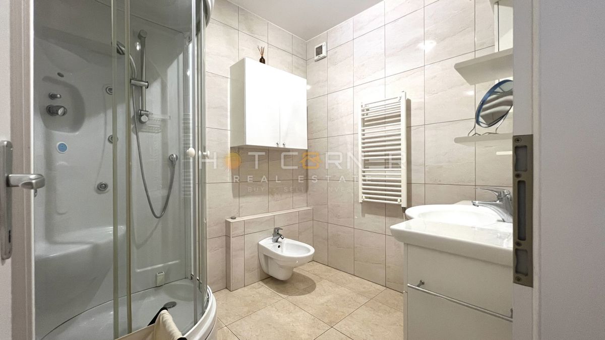 Umago, prima fila sul mare, appartamento al piano terra con giardino e garage