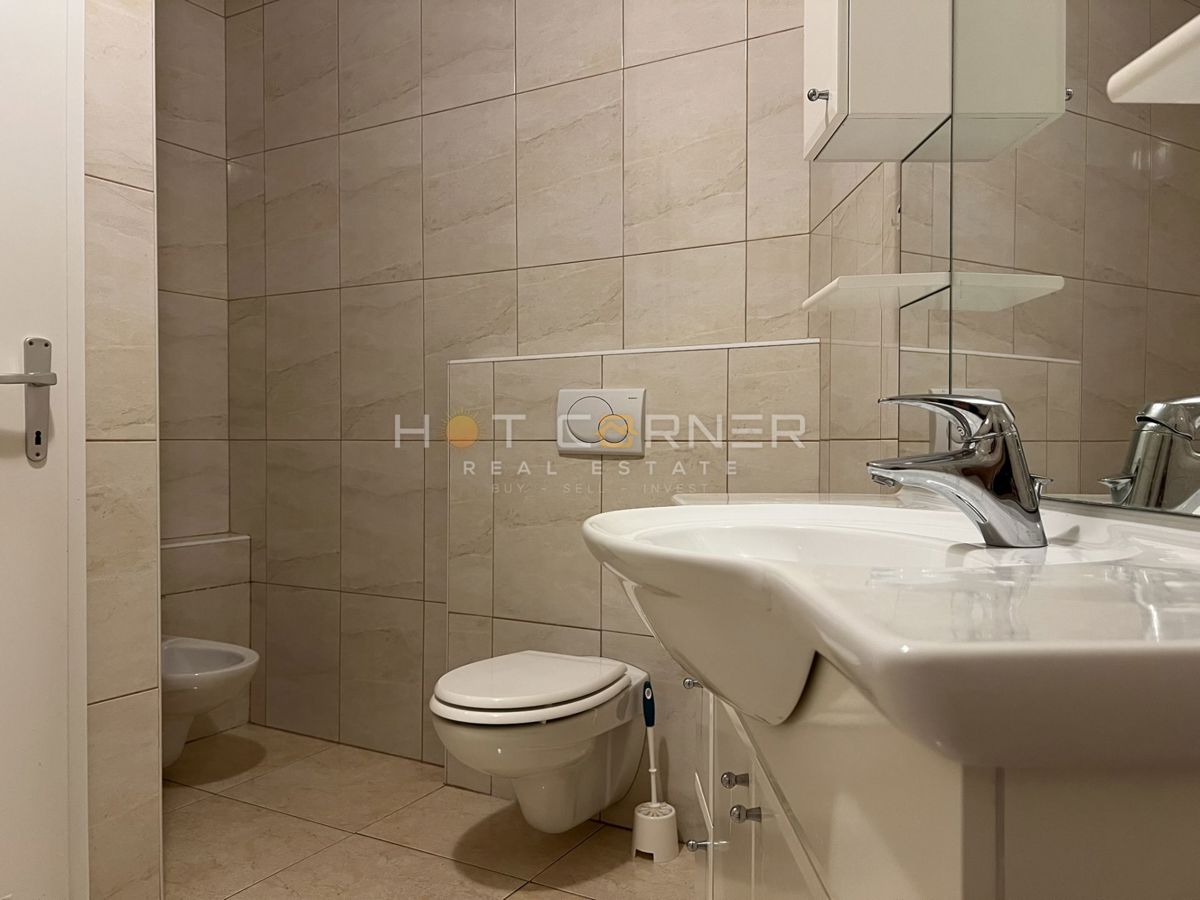 Umago, prima fila sul mare, appartamento al piano terra con giardino e garage