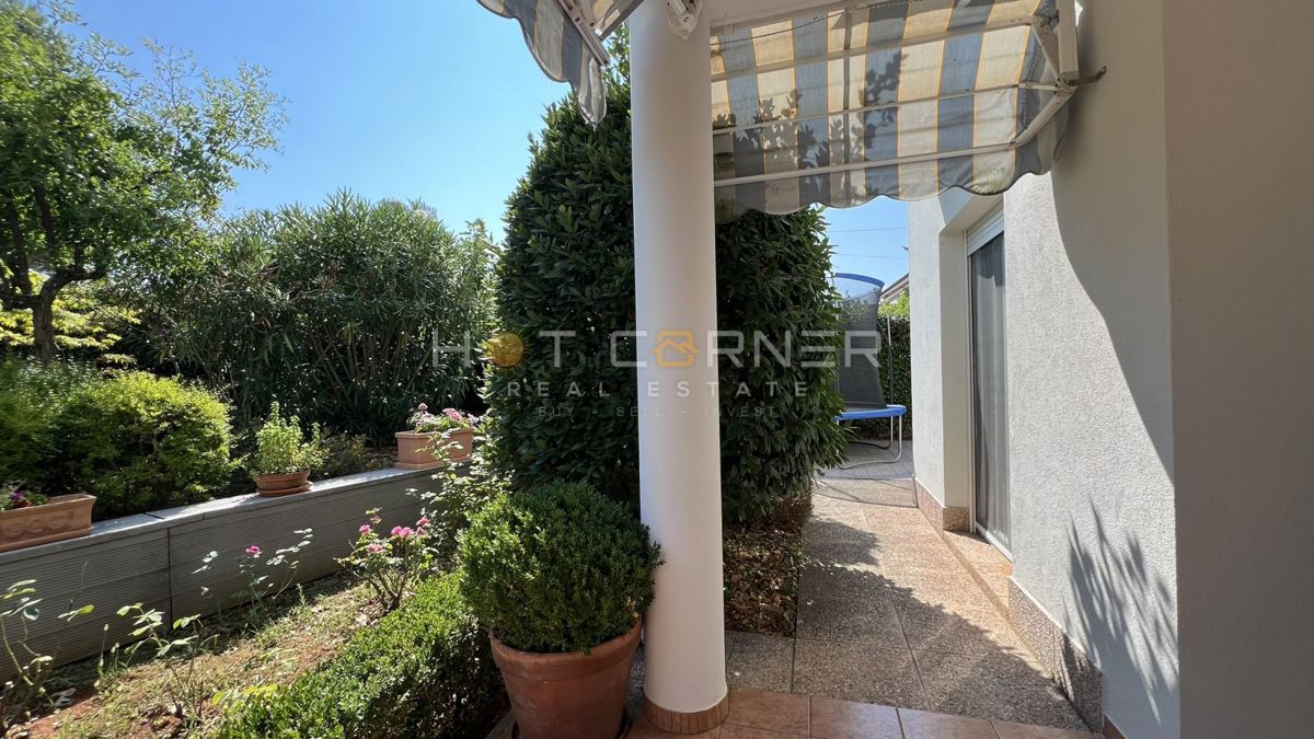 Umago, prima fila sul mare, appartamento al piano terra con giardino e garage