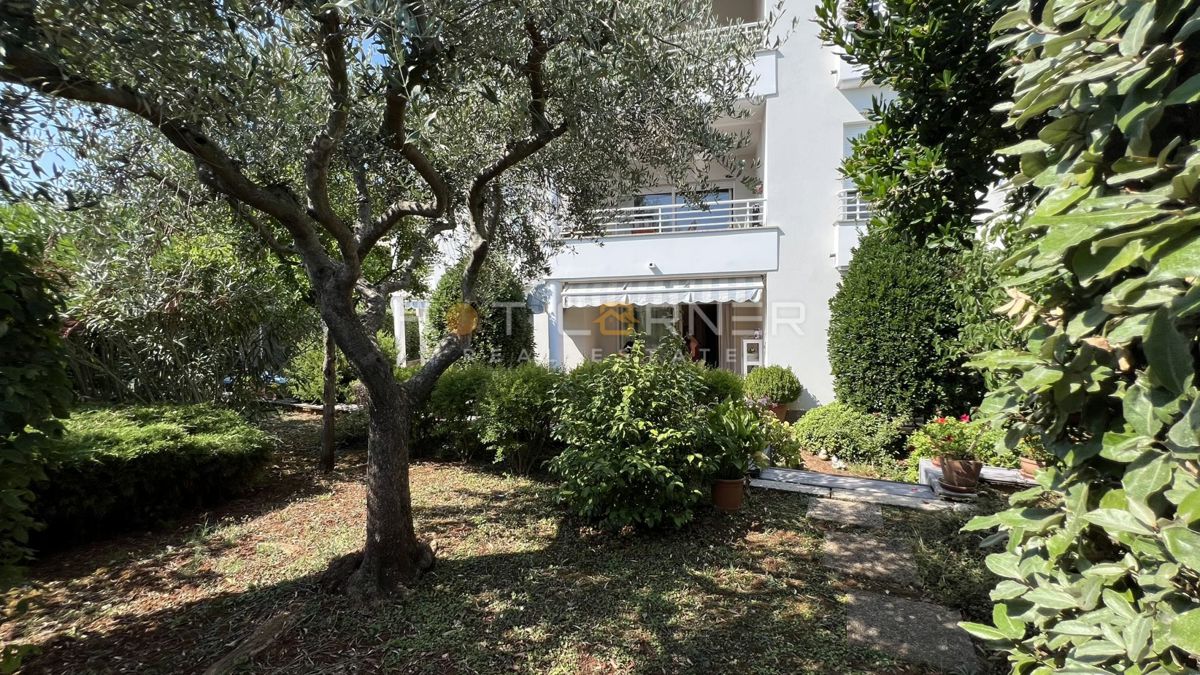 Umago, prima fila sul mare, appartamento al piano terra con giardino e garage