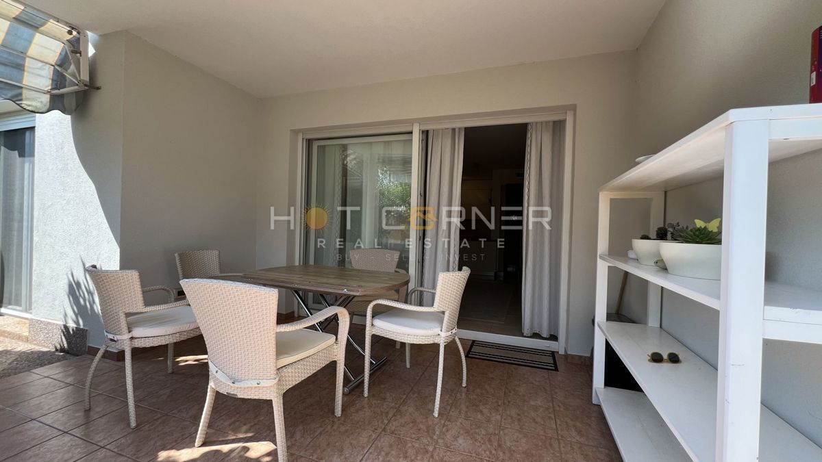 Umago, prima fila sul mare, appartamento al piano terra con giardino e garage