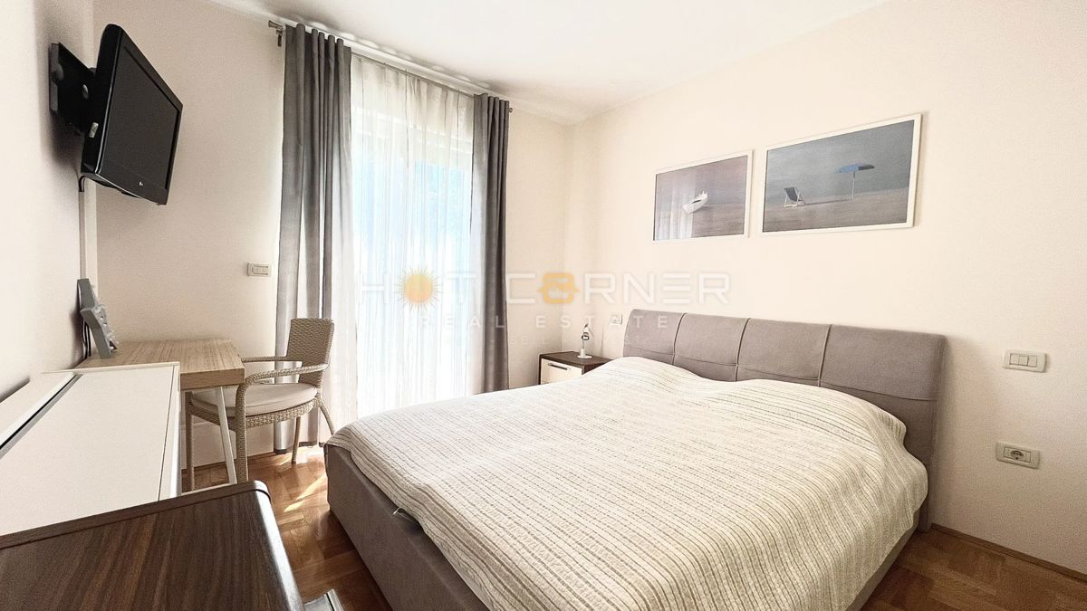 Umago, prima fila sul mare, appartamento al piano terra con giardino e garage