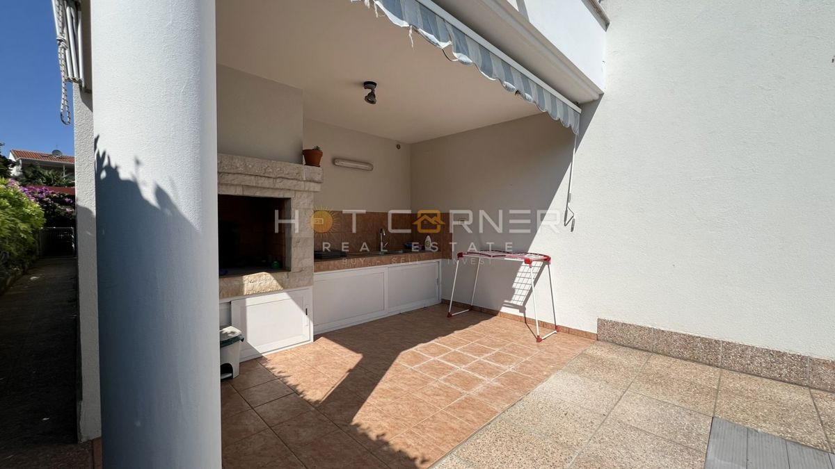 Umago, prima fila sul mare, appartamento al piano terra con giardino e garage